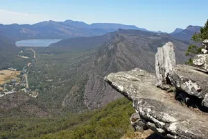 Rơi xuống vách đá 80 m khi đang chụp hình 'sống ảo'