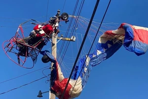 'Ông già Noel' đi giao quà bị mắc kẹt trên dây điện