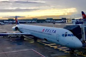 Hành khách và chó cưng mở cửa thoát hiểm khi máy bay cất cánh