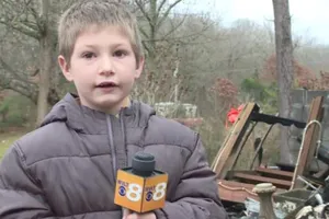 Bé 7 tuổi liều mình quay trở lại nhà đang cháy để cứu em