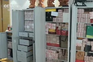 Quan tham Trung Quốc giấu 2 tấn tiền mặt trong nhà