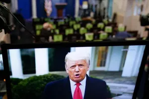 Lần đầu tiên Twitter khóa tài khoản của Tổng thống Trump