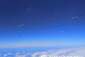 Video: 2 tiêm kích Su-27 Nga chặn 3 máy bay Pháp trên Biển Đen