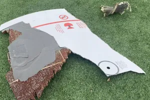 Máy bay chở 241 người nổ động cơ, mảnh rơi xuống nhà dân