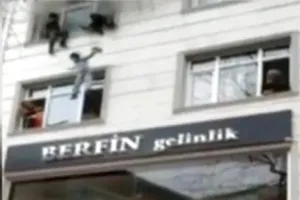 Nhà cháy, mẹ ném 4 con ra khỏi cửa sổ tầng 3