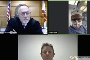 Bác sĩ vừa hầu tòa vừa phẫu thuật cho bệnh nhân