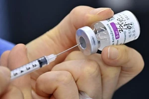 VaccineCOVID-19: Hàn Quốc vừa cho tiêm 5 ngày, đã 2 người chết