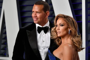 Jennifer Lopez chia tay hôn phu, nghi do người thứ 3