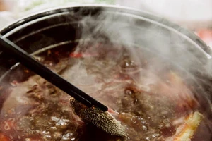 Hất lẩu nóng vào người khác vì bị yêu cầu ngưng hút thuốc