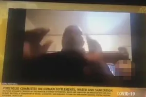 Quan chức Nam Phi nhóm họp, vợ khỏa thân đi lại phía sau