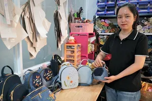 Cô gái 9X biến hóa jean cũ thành túi xách thời trang không đụng hàng