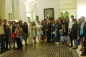 Tổng lãnh sự Pháp chúc mừng giáo viên