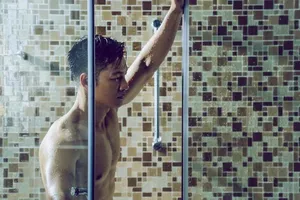 Tại sao không cho ca sĩ Đức Tuấn khỏa thân?