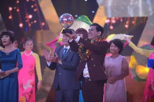 Vua phòng trà Đức Minh thành quán quân bolero