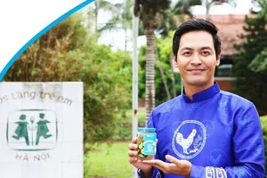 Gia đình MC Phan Anh đỡ đầu 10 trẻ Làng trẻ em SOS