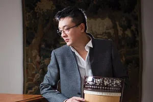 Nghệ sĩ Trí Nguyễn diễn Lý Mười Thương theo điệu bolero