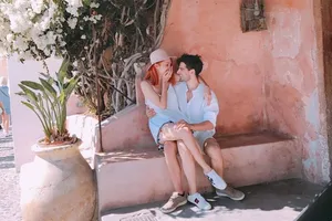 Từng bị tuýt còi, Hương Giang Idol vẫn làm MV cảnh nóng