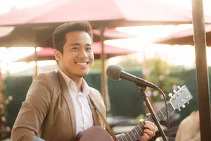 Cậu SV hát từ thiện ở phố Bolsa được Quang Lê mời diễn