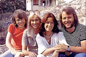 Happy New Year, bài hát buồn rộn rã giữa ngày vui