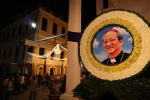 Hàng ngàn người dự Thánh lễ phát tang Đức Tổng Phaolô 