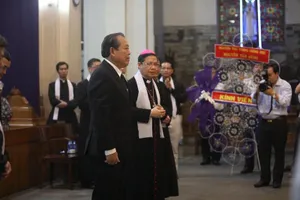 Phó Thủ tướng Trương Hòa Bình viếng lễ tang Đức Tổng