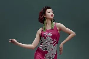 Tranh Đông Hồ lại vào đầm, váy giữa Sài Gòn