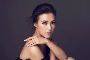 Ngắm Hoàng Oanh sexy trong đầm hai dây