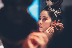 Hoa khôi Nam Em viết nhạc trong khi dưỡng bệnh