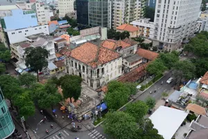 Cận cảnh biệt thự ba mặt tiền tại Sài Gòn sắp được trùng tu