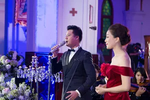 Ca sĩ ngoại đạo hát Thánh ca Giáng sinh ở Nhà thờ Lớn