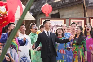 Sau 25 năm, tiếng pháo trở lại trong bản nhạc 'Ly rượu mừng'