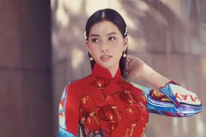 Ngắm hoa hậu Tiểu Vy dịu dàng trong áo dài về Sài Gòn