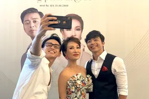 Uyên Linh, Lân Nhã và liveshow đầu tiên bằng tiền túi