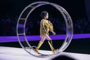 Mẫu nhí Khánh An catwalk trong vòng xoay siêu đỉnh
