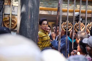 Nhiều người chen lấn tại biệt thự ca sĩ Ngọc Sơn để nhận quà