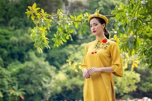 Thong dong xem áo dài ngày tết