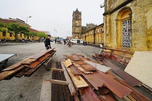 Đang hạ giải nhà thờ Bùi Chu