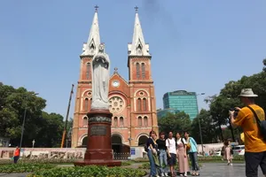 Linh mục, giáo dân mang khẩu trang thực hiện bí tích Hòa giải