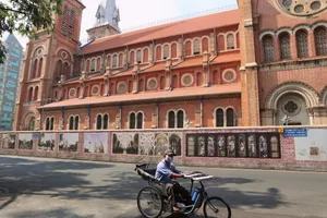 Ngắm nhà thờ Đức Bà sau khi gỡ dàn giáo hai bên 