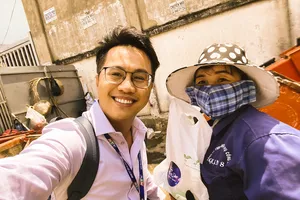 MC Tấn Tài tặng quà nữ công nhân vệ sinh đường phố ngày 8-3