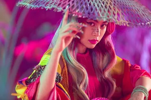 Hoàng Thùy Linh biến hóa với tranh Hàng Trống trong MV mới