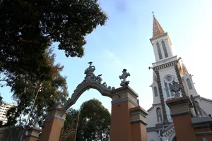 Nhà thờ, chùa vắng tín đồ và những lời cầu nguyện riêng tư