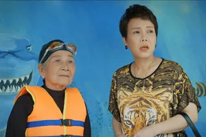 Việt Hương chửi như hát, ép mẹ tập tạ trên YouTube