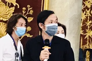 Hoài Linh xin ca đoàn hát lại bản Thánh ca tiễn biệt Chí Tài