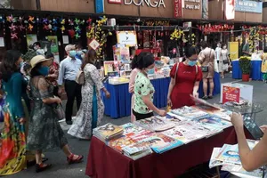 Đường sách TP.HCM doanh thu nửa tỉ vào dịp Tết