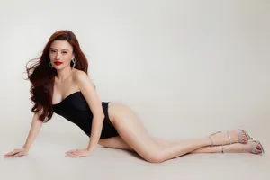 Cận cảnh người đẹp Ngô Lan Anh nóng bỏng với bikini