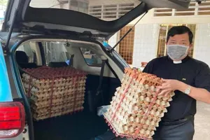 ‘Ông Cha phát gạo nè!’