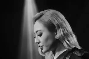 Tiếng hát từ căn hộ bị phong toả suốt một tháng nay