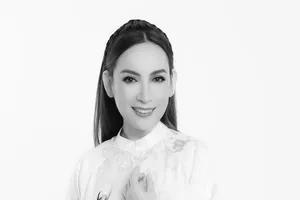 Nghệ sĩ Việt Hương đang đưa tro cốt ca sĩ Phi Nhung về Mỹ