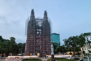 Chiếu sáng hai thánh giá đỉnh tháp chuông nhà thờ Đức Bà mùa Giáng sinh